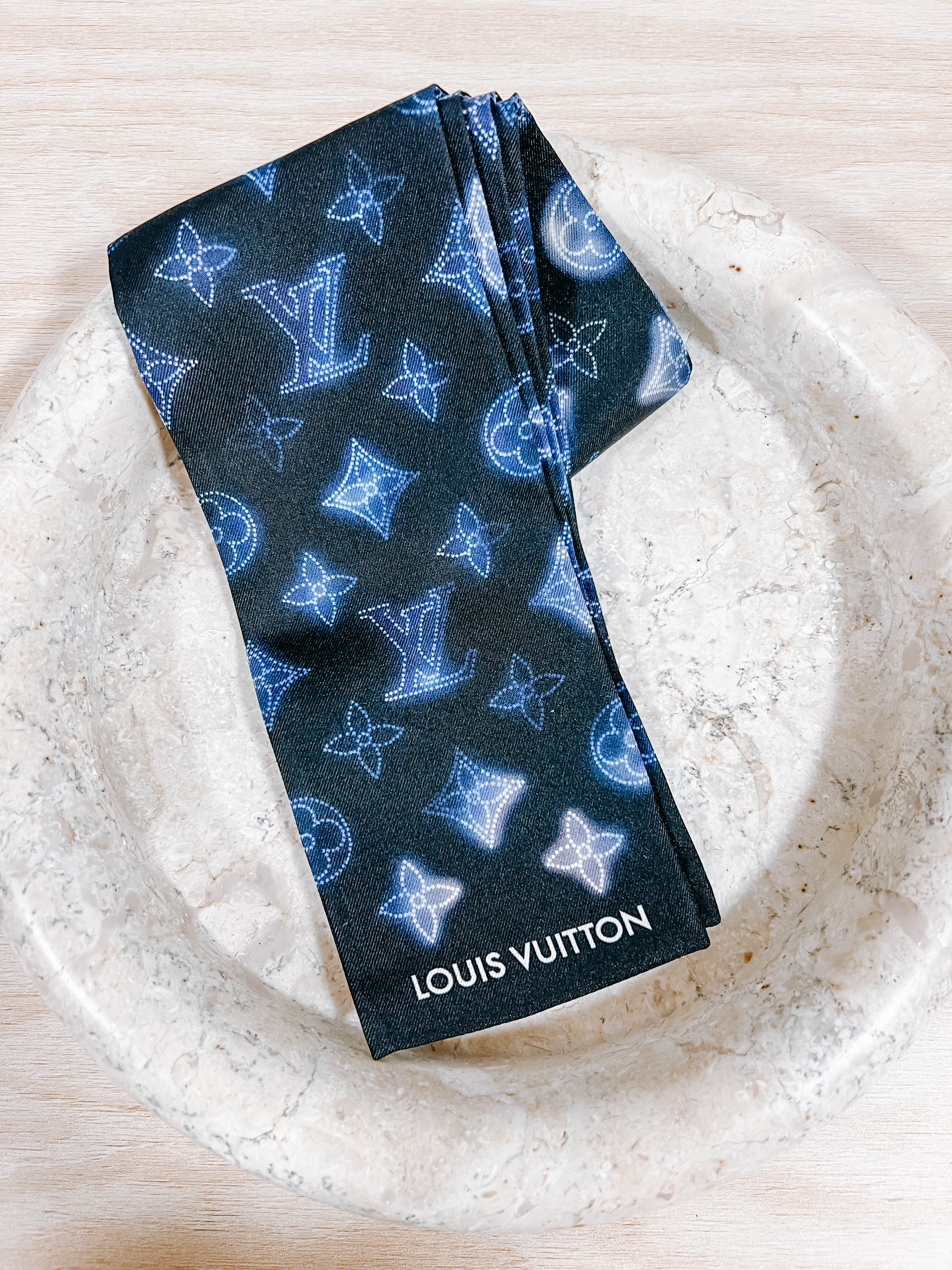 Pre-Owned LV Mahina Bleu Silk Bandeau Scarf