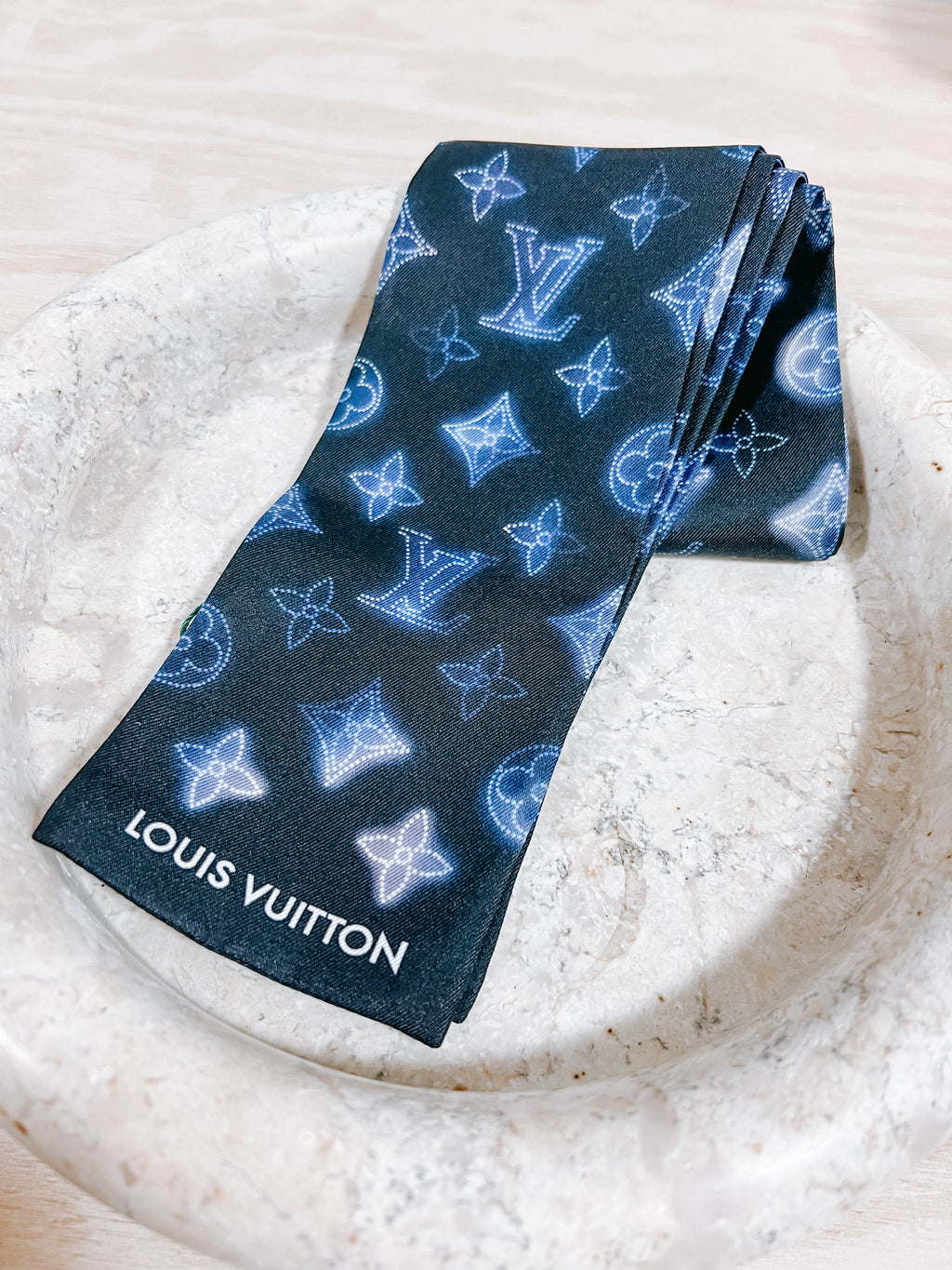Pre-Owned LV Mahina Bleu Silk Bandeau Scarf