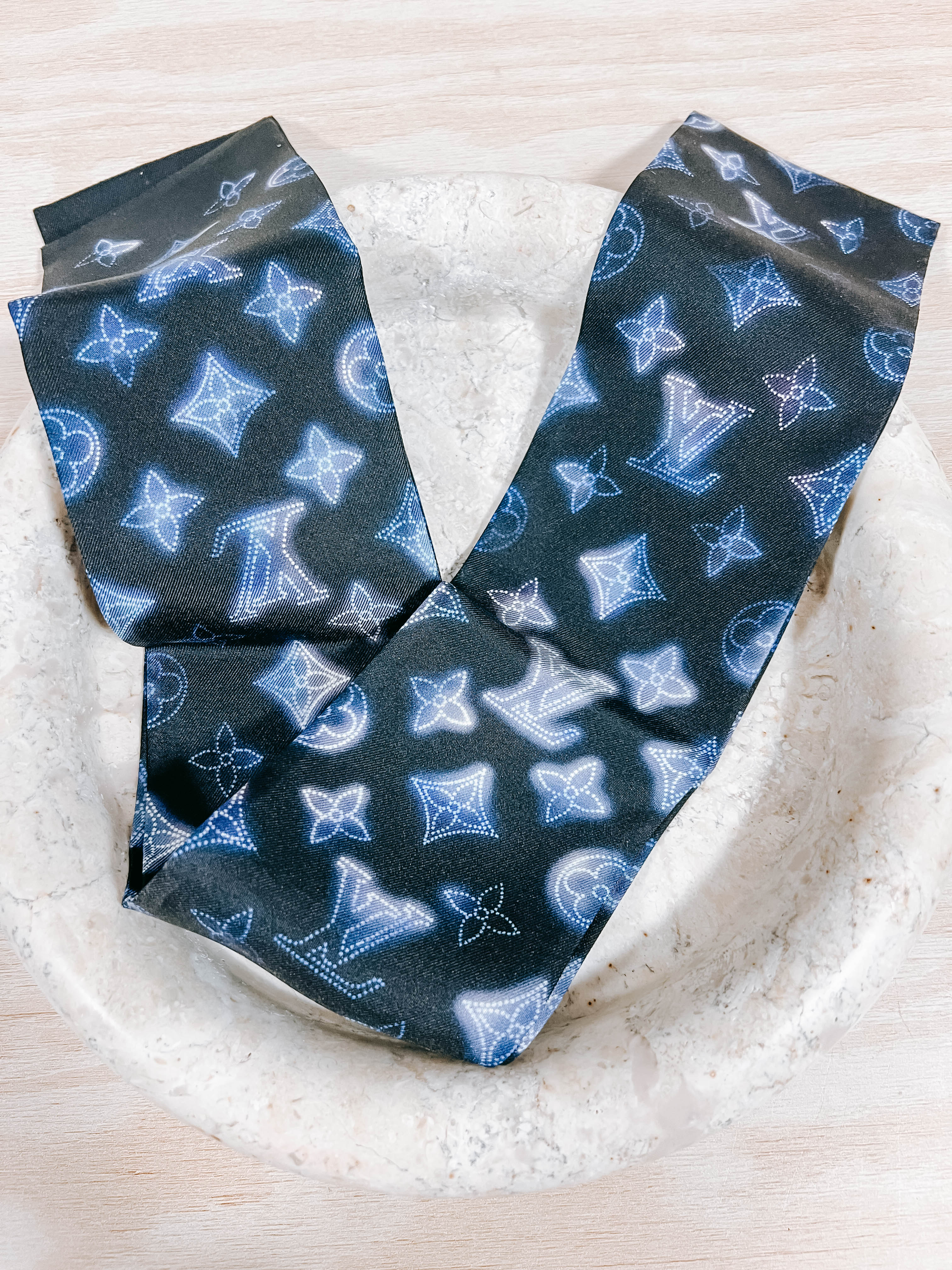 Pre-Owned LV Mahina Bleu Silk Bandeau Scarf
