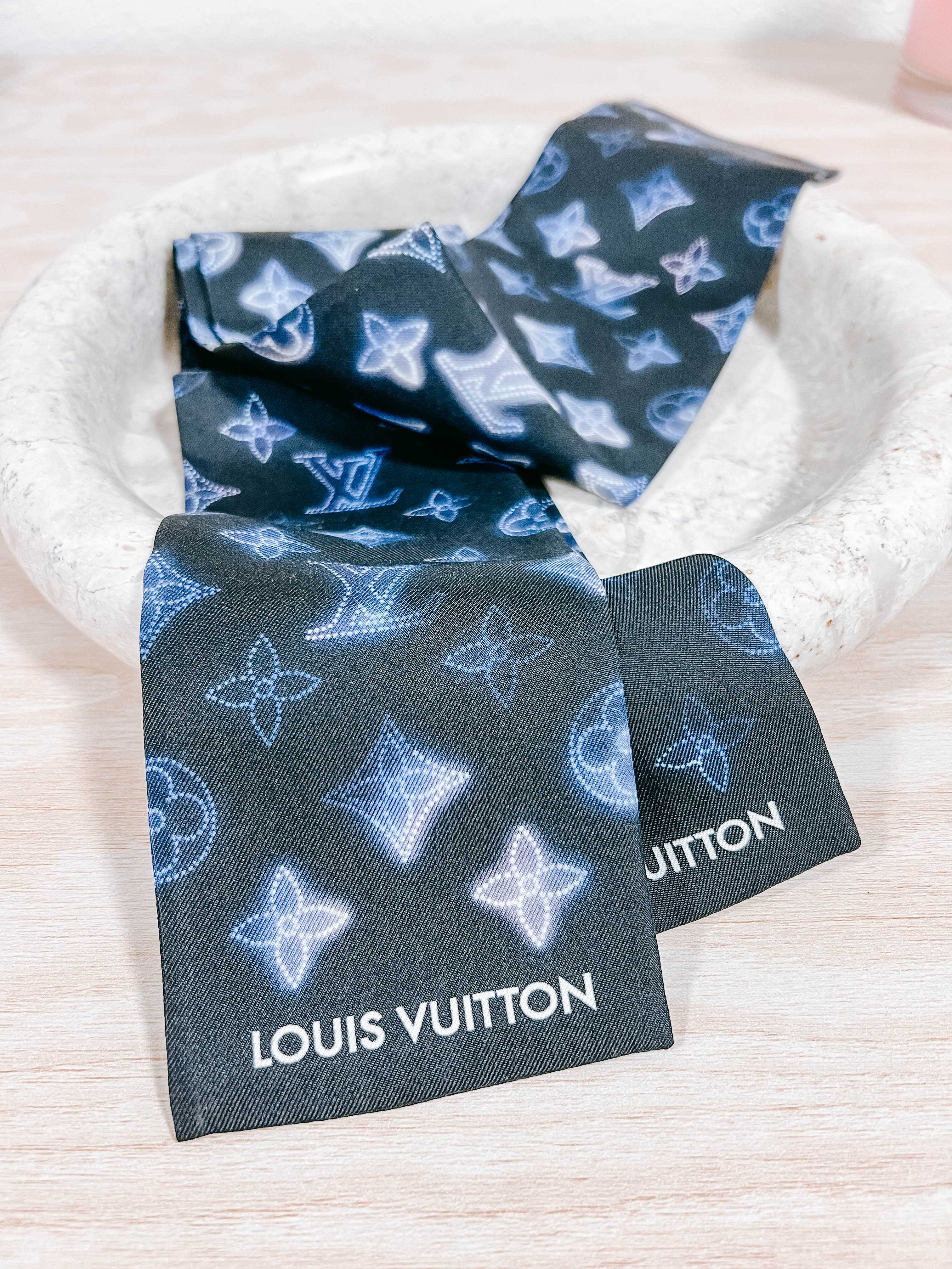 Pre-Owned LV Mahina Bleu Silk Bandeau Scarf