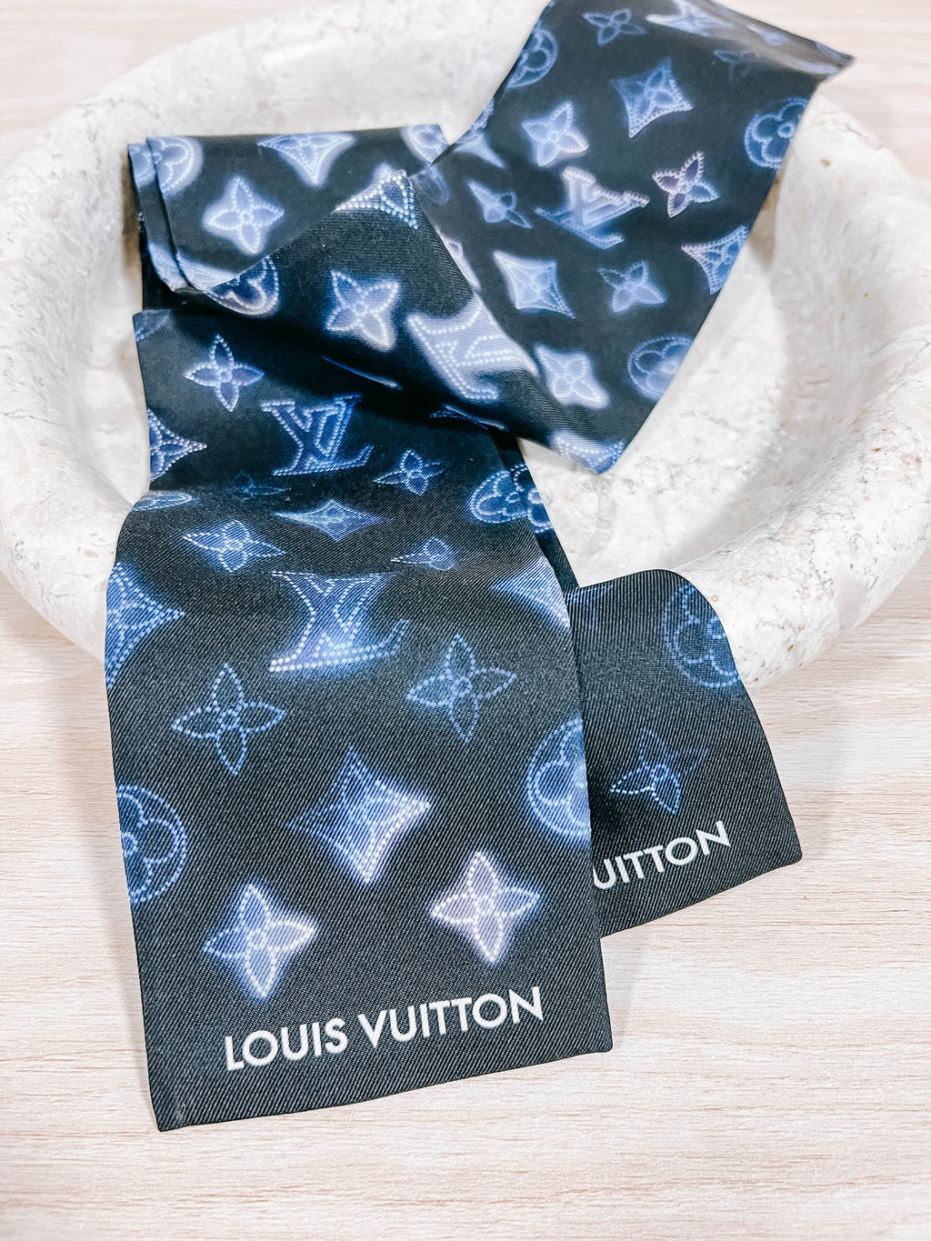 Pre-Owned LV Mahina Bleu Silk Bandeau Scarf