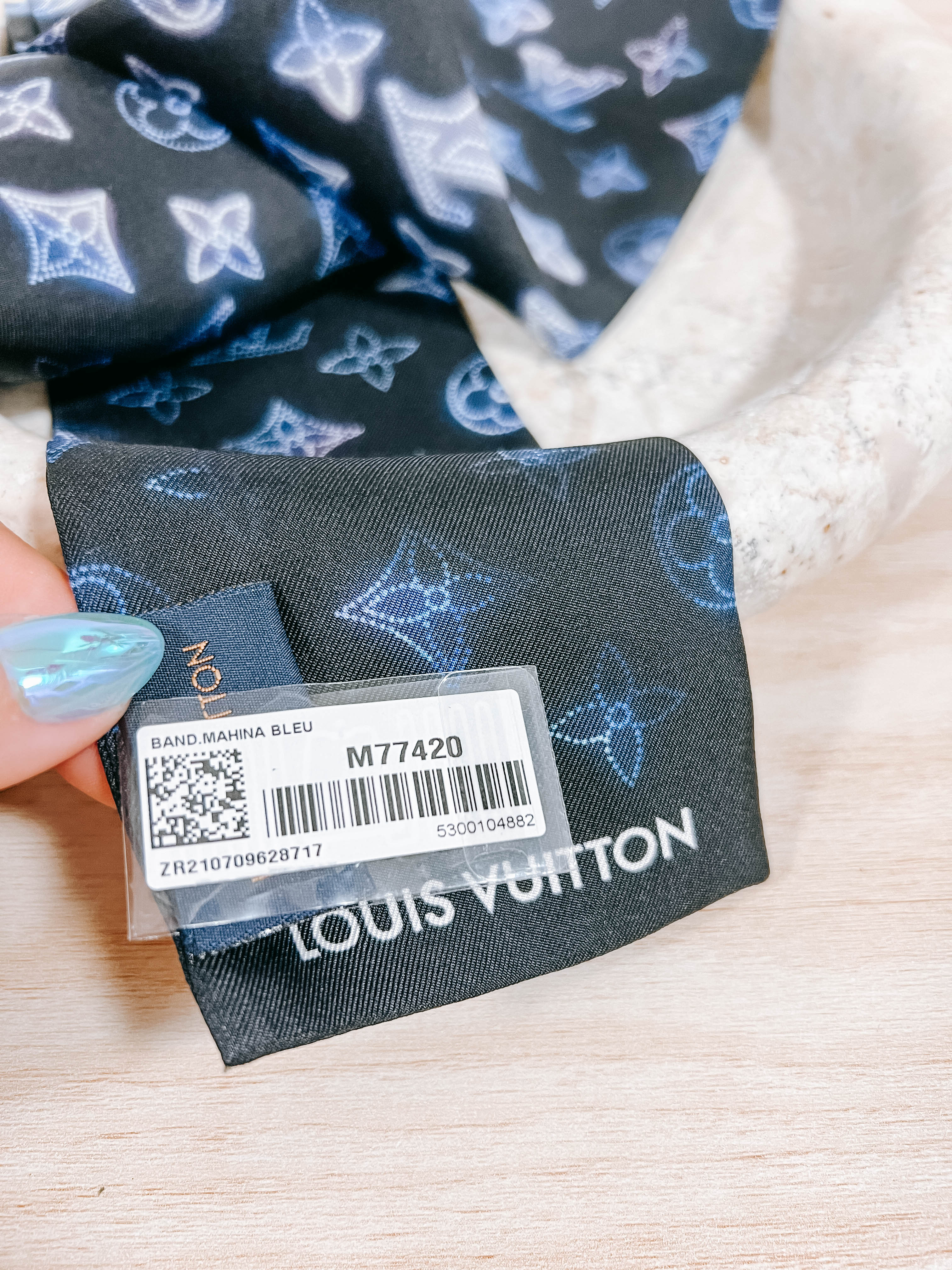 Pre-Owned LV Mahina Bleu Silk Bandeau Scarf