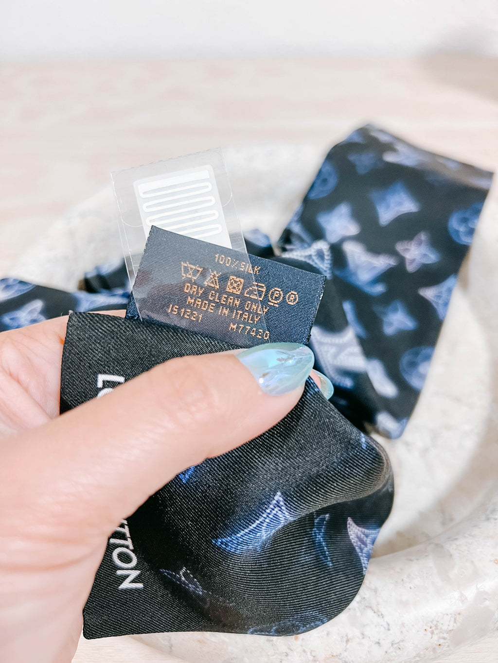 Pre-Owned LV Mahina Bleu Silk Bandeau Scarf