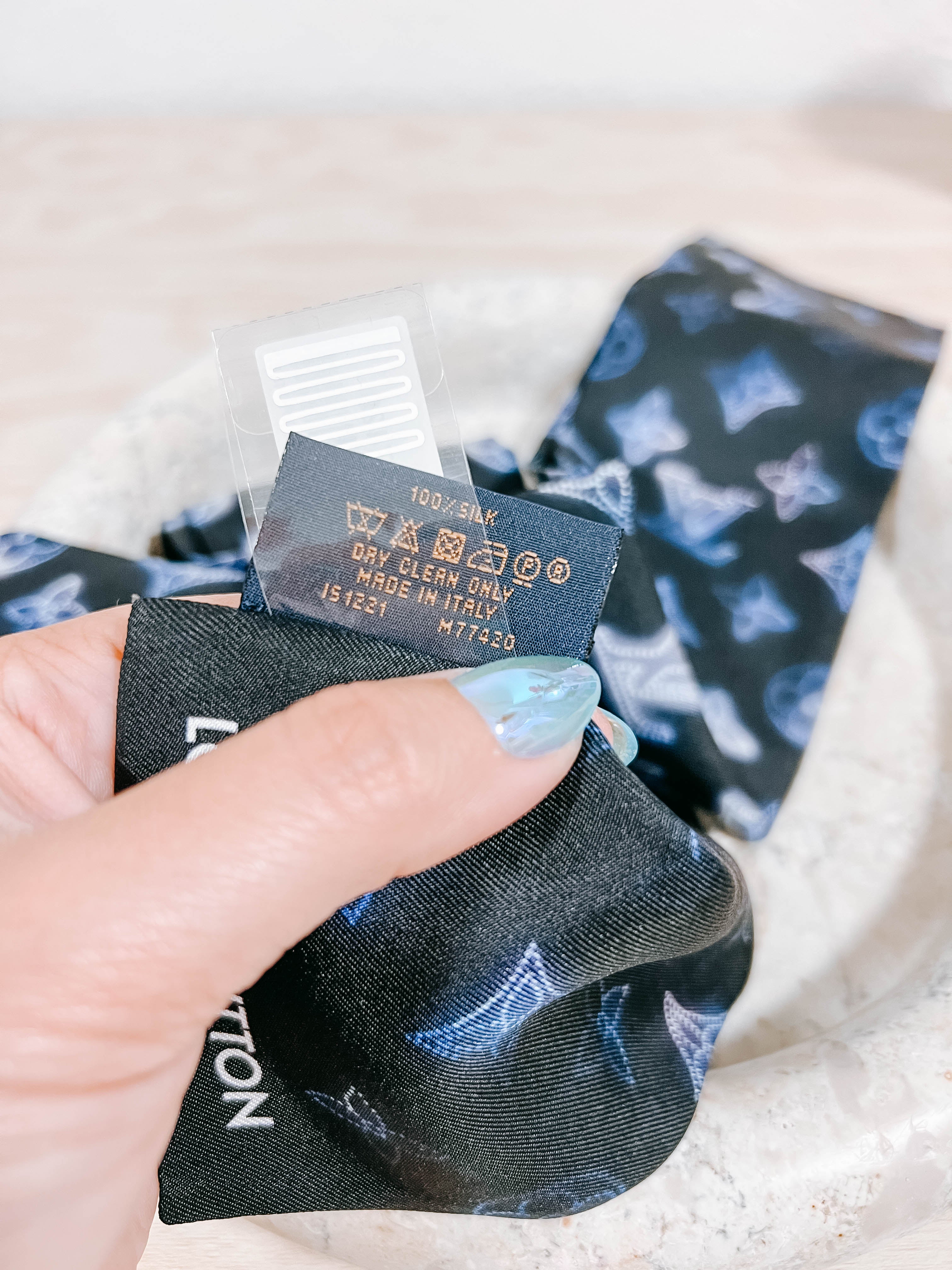 Pre-Owned LV Mahina Bleu Silk Bandeau Scarf