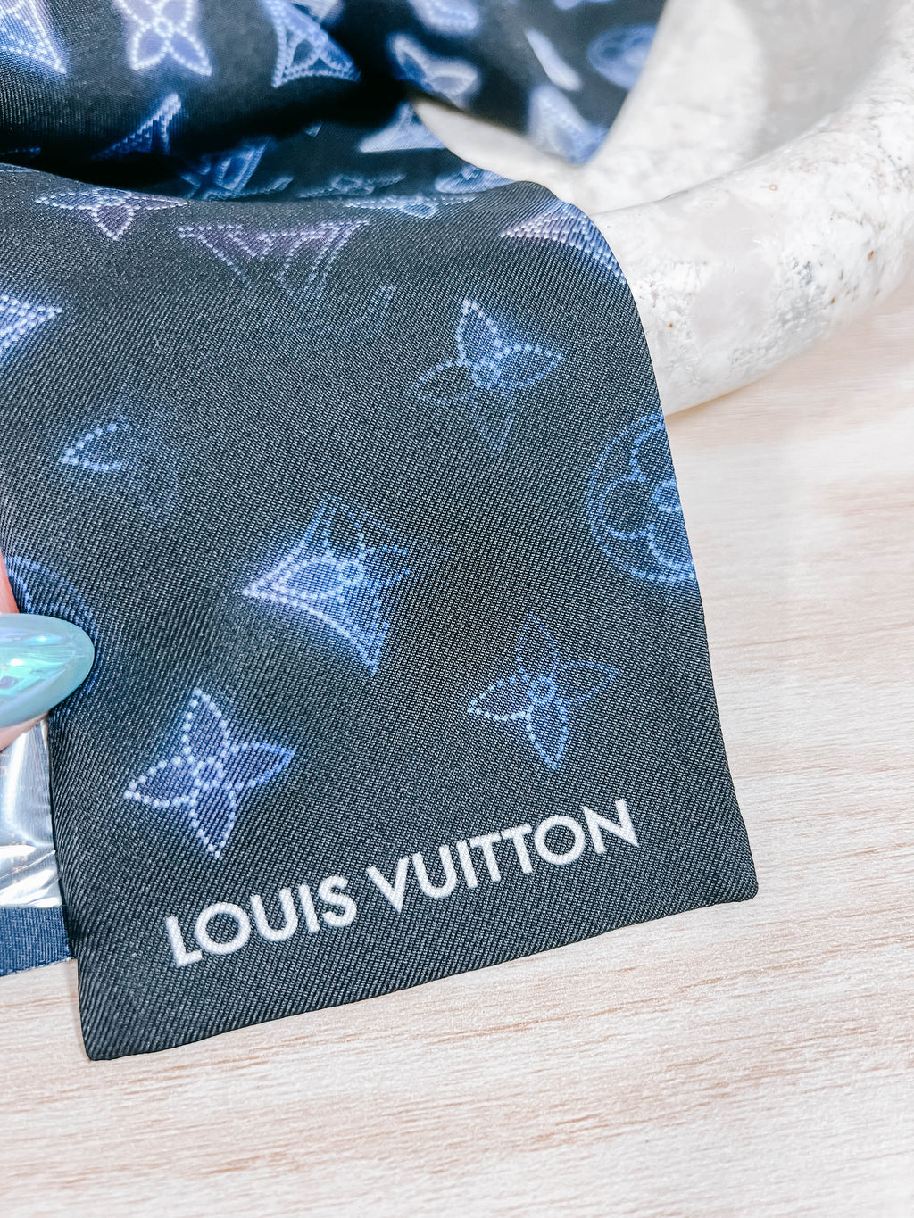 Pre-Owned LV Mahina Bleu Silk Bandeau Scarf