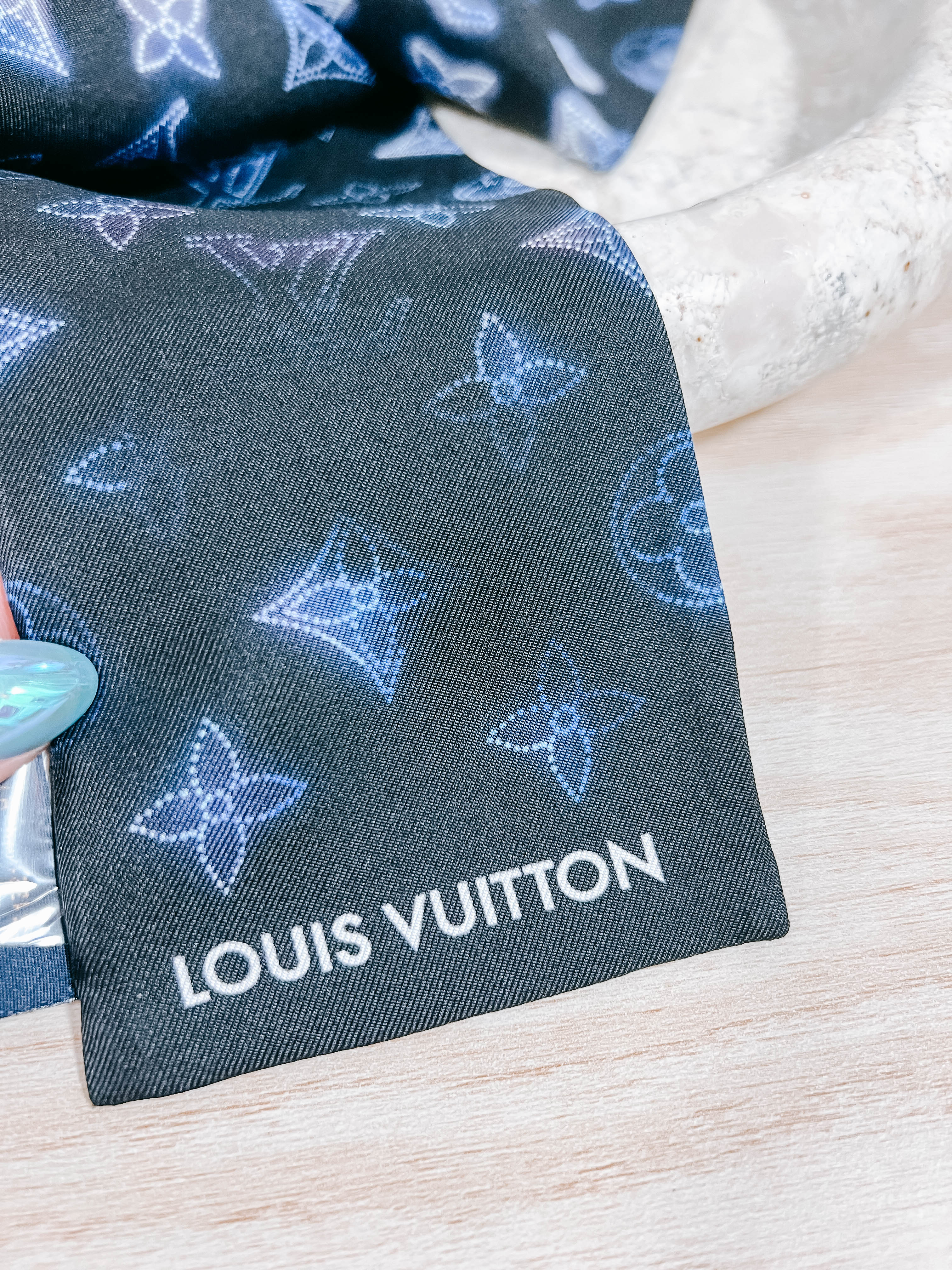 Pre-Owned LV Mahina Bleu Silk Bandeau Scarf