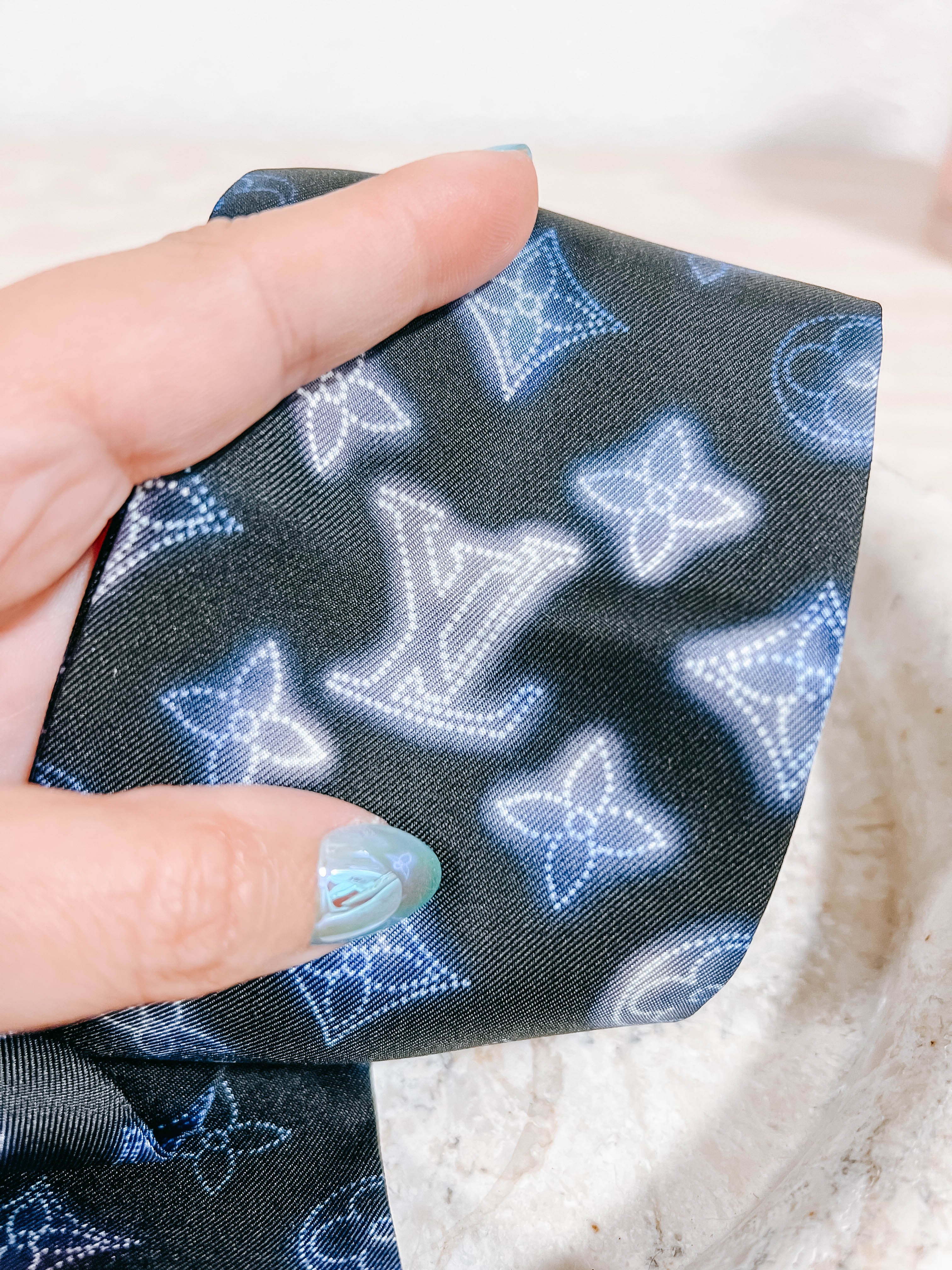 Pre-Owned LV Mahina Bleu Silk Bandeau Scarf