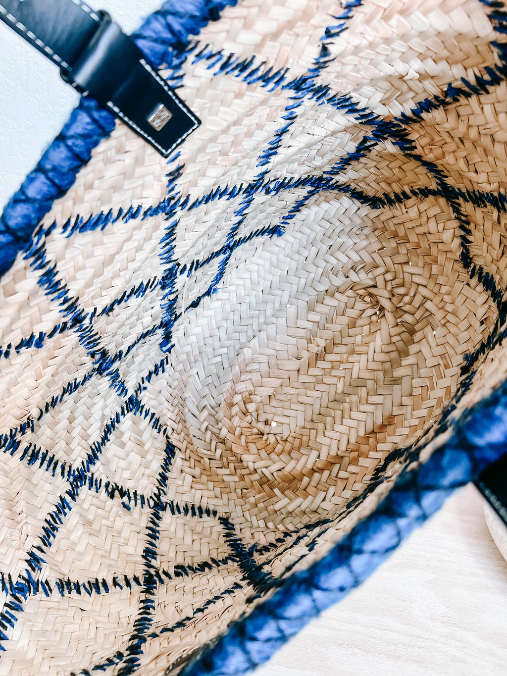 Pre-Owned Loewe Medium Animal Embroidered Raffia Basket Bag