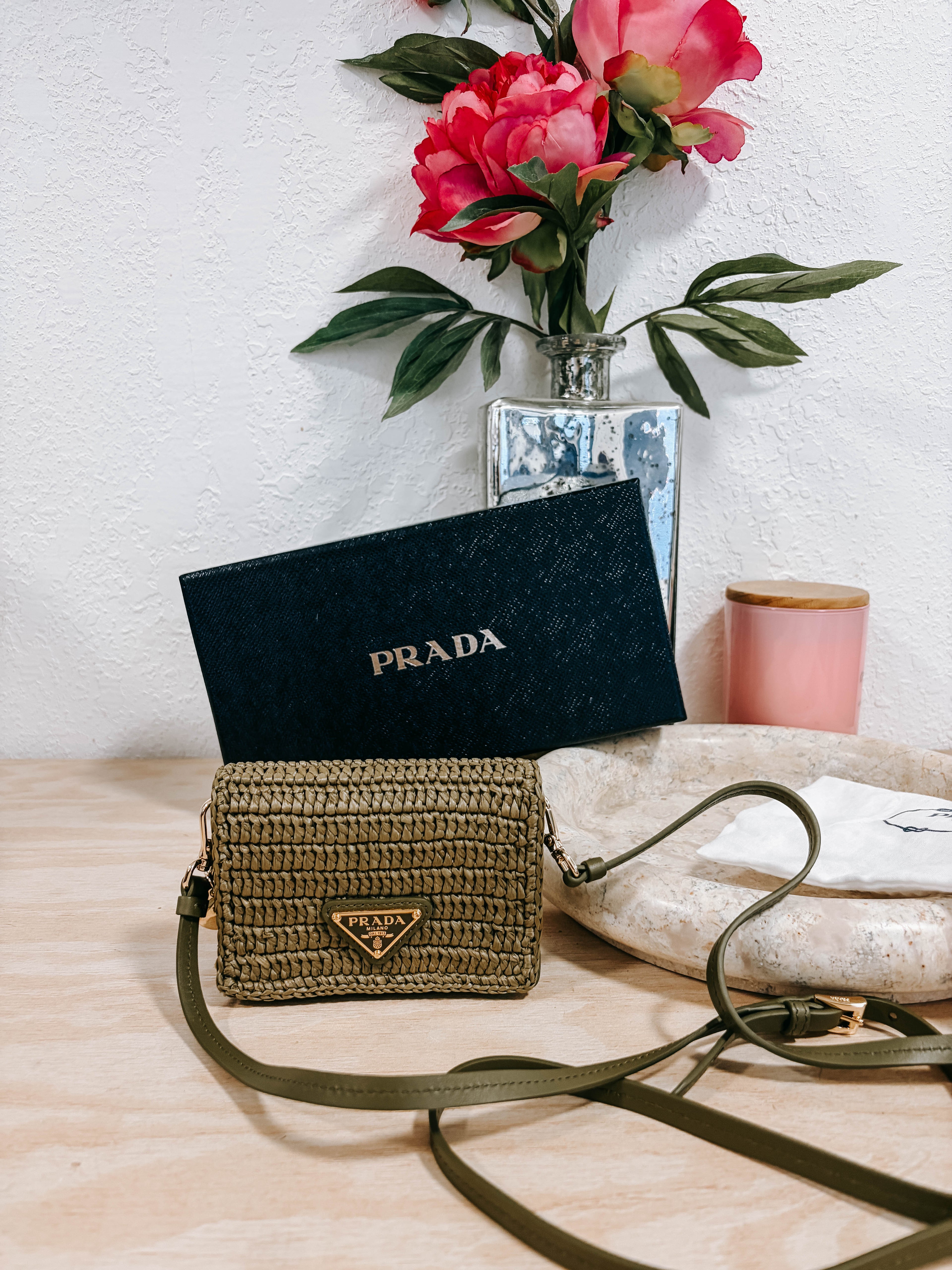 Pre-Owned Prada Olive Green Raffia Card Holder On Strap