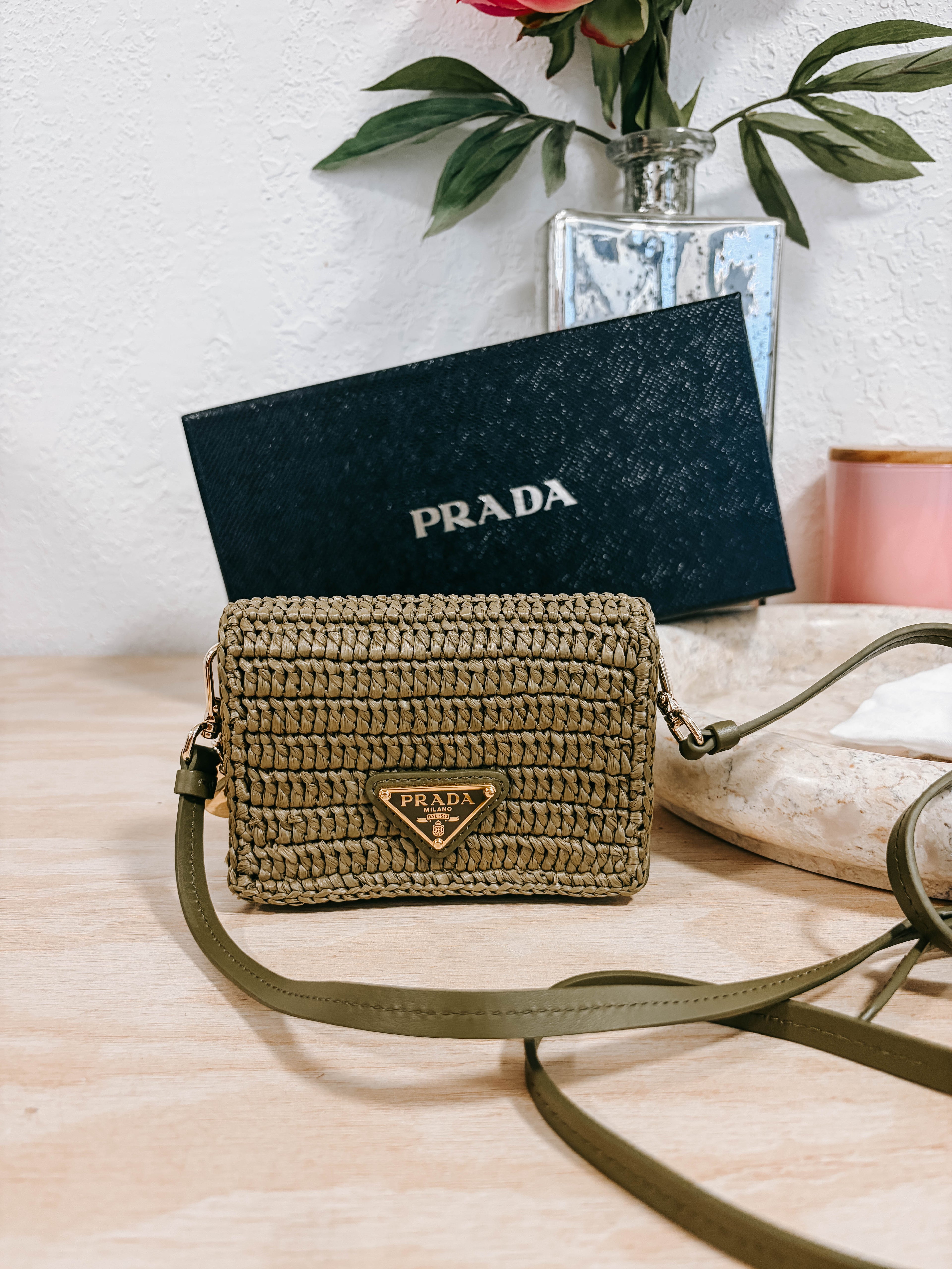 Pre-Owned Prada Olive Green Raffia Card Holder On Strap