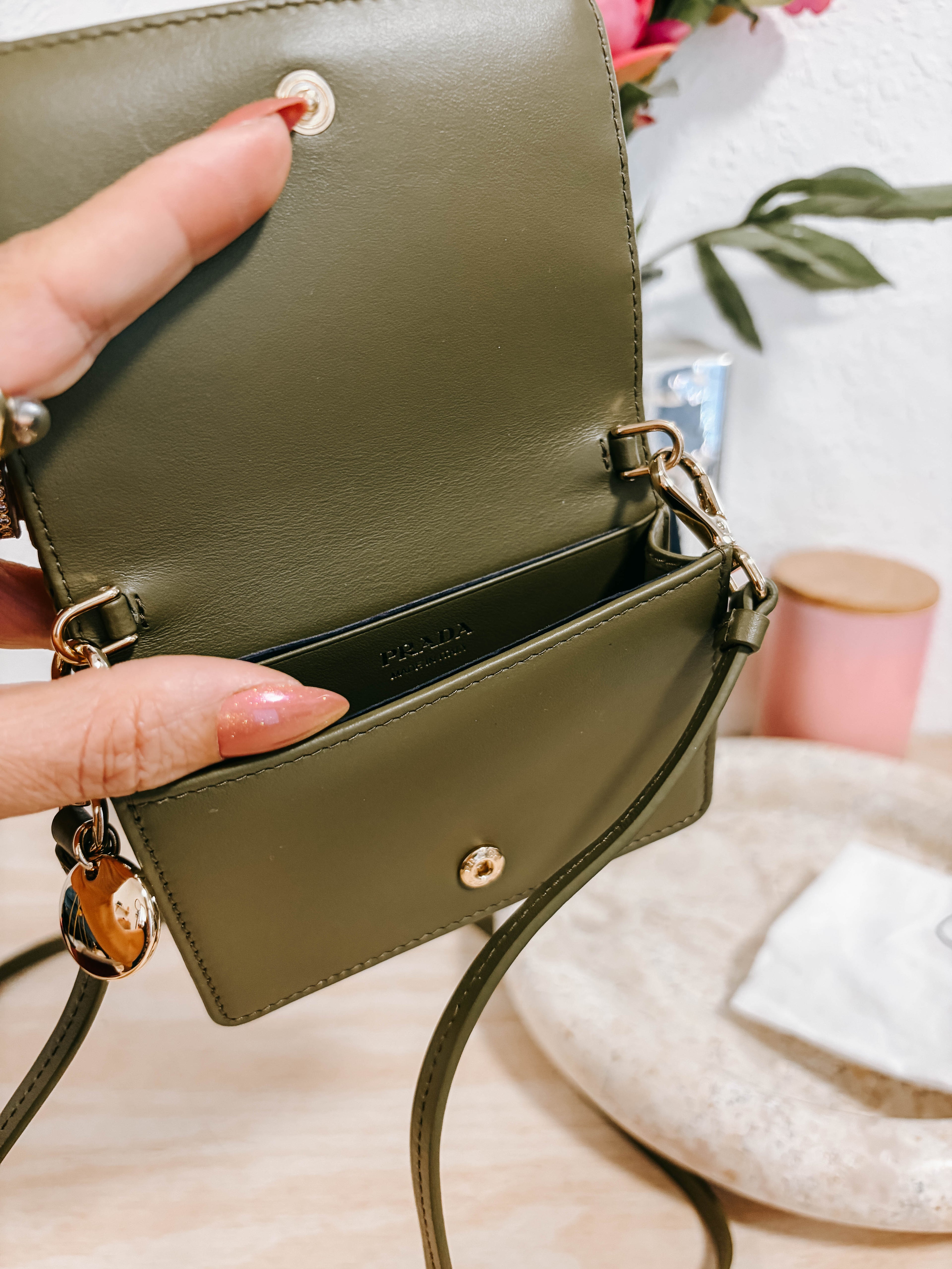 Pre-Owned Prada Olive Green Raffia Card Holder On Strap