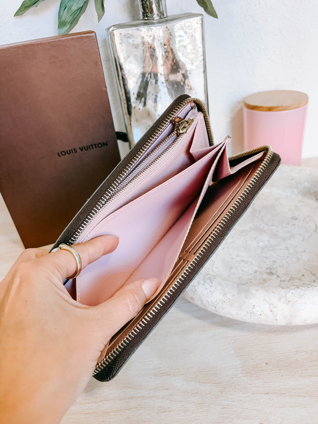 Pre-Owned Louis Vuitton Monogram Zippy Wallet - Rose Ballerine Interior