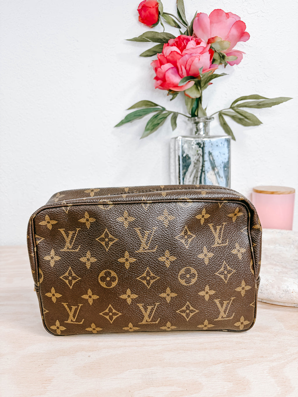 Pre-Owned Louis Vuitton Monogram Toiletry 23 Case