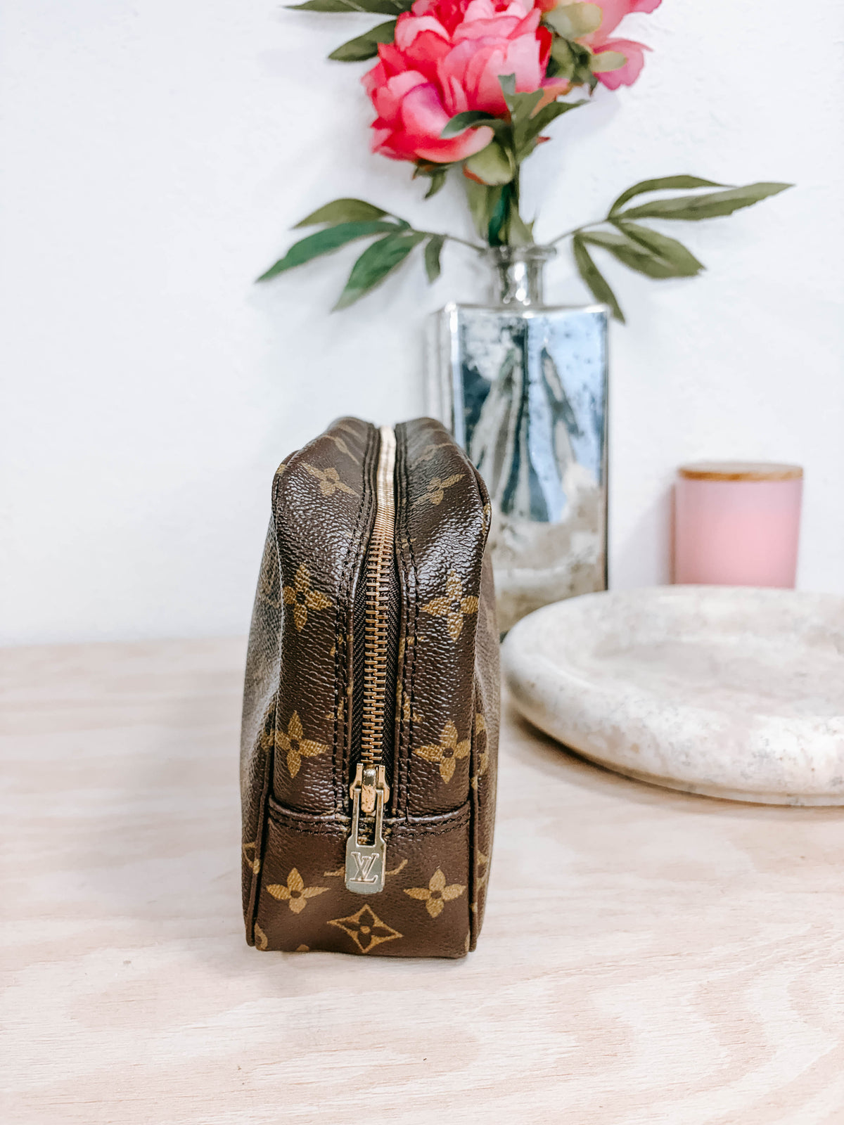 Pre-Owned Louis Vuitton Monogram Toiletry 23 Case