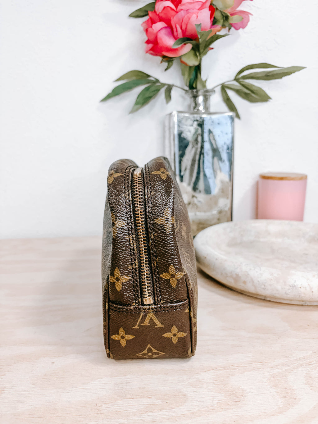 Pre-Owned Louis Vuitton Monogram Toiletry 23 Case