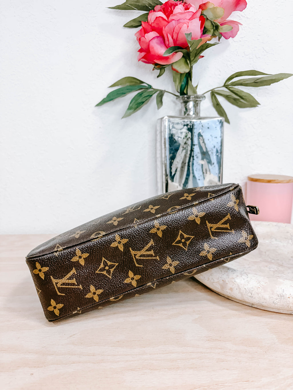 Pre-Owned Louis Vuitton Monogram Toiletry 23 Case