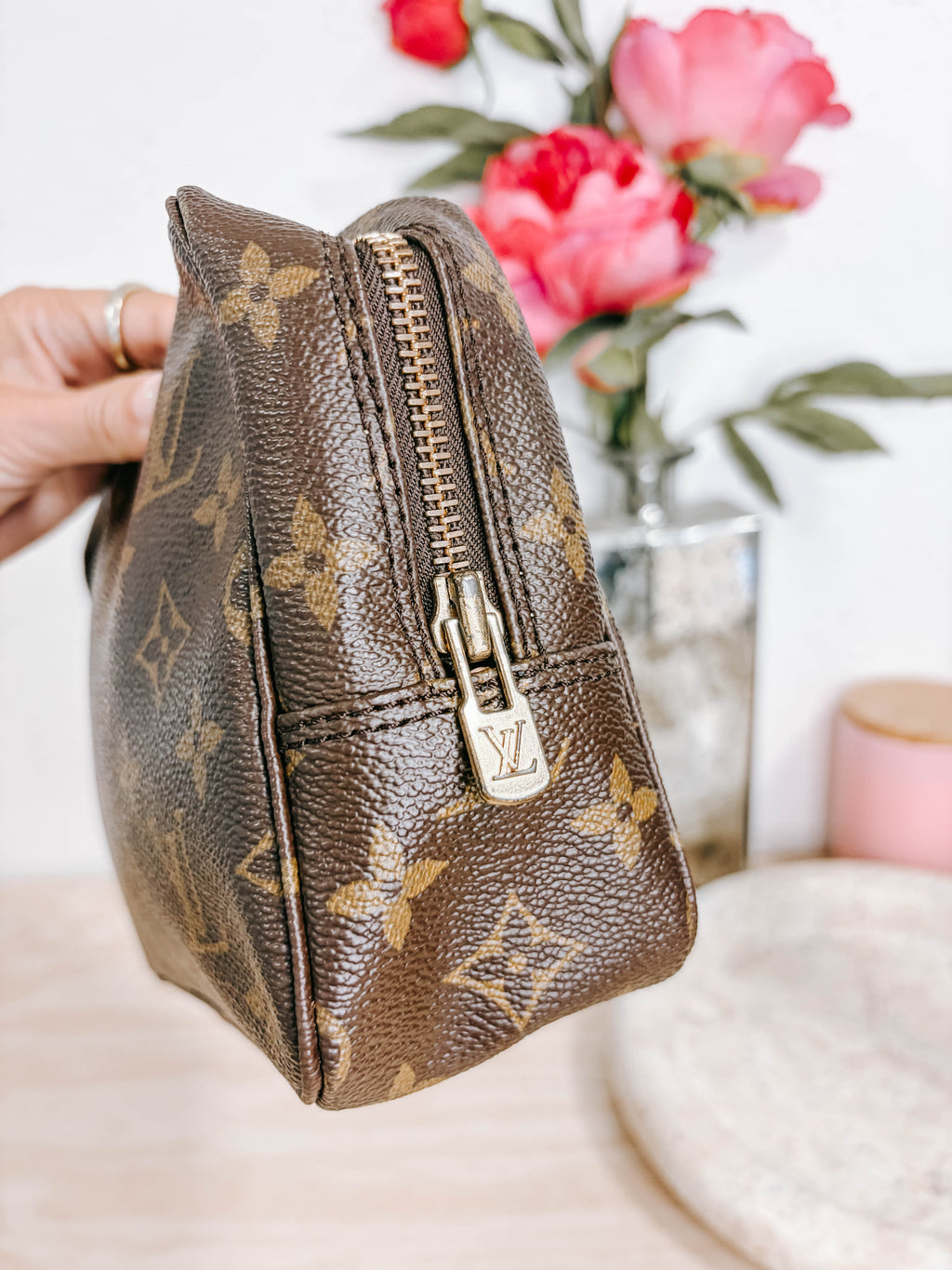 Pre-Owned Louis Vuitton Monogram Toiletry 23 Case