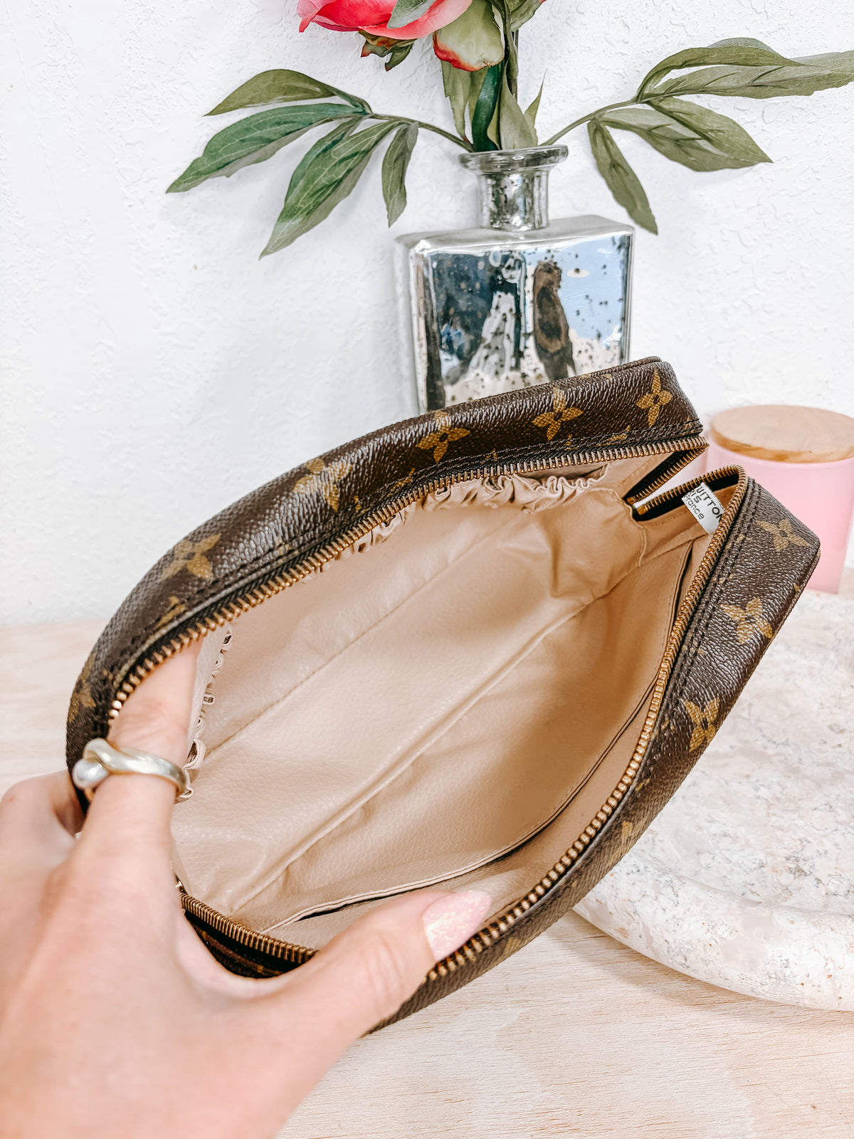 Pre-Owned Louis Vuitton Monogram Toiletry 23 Case