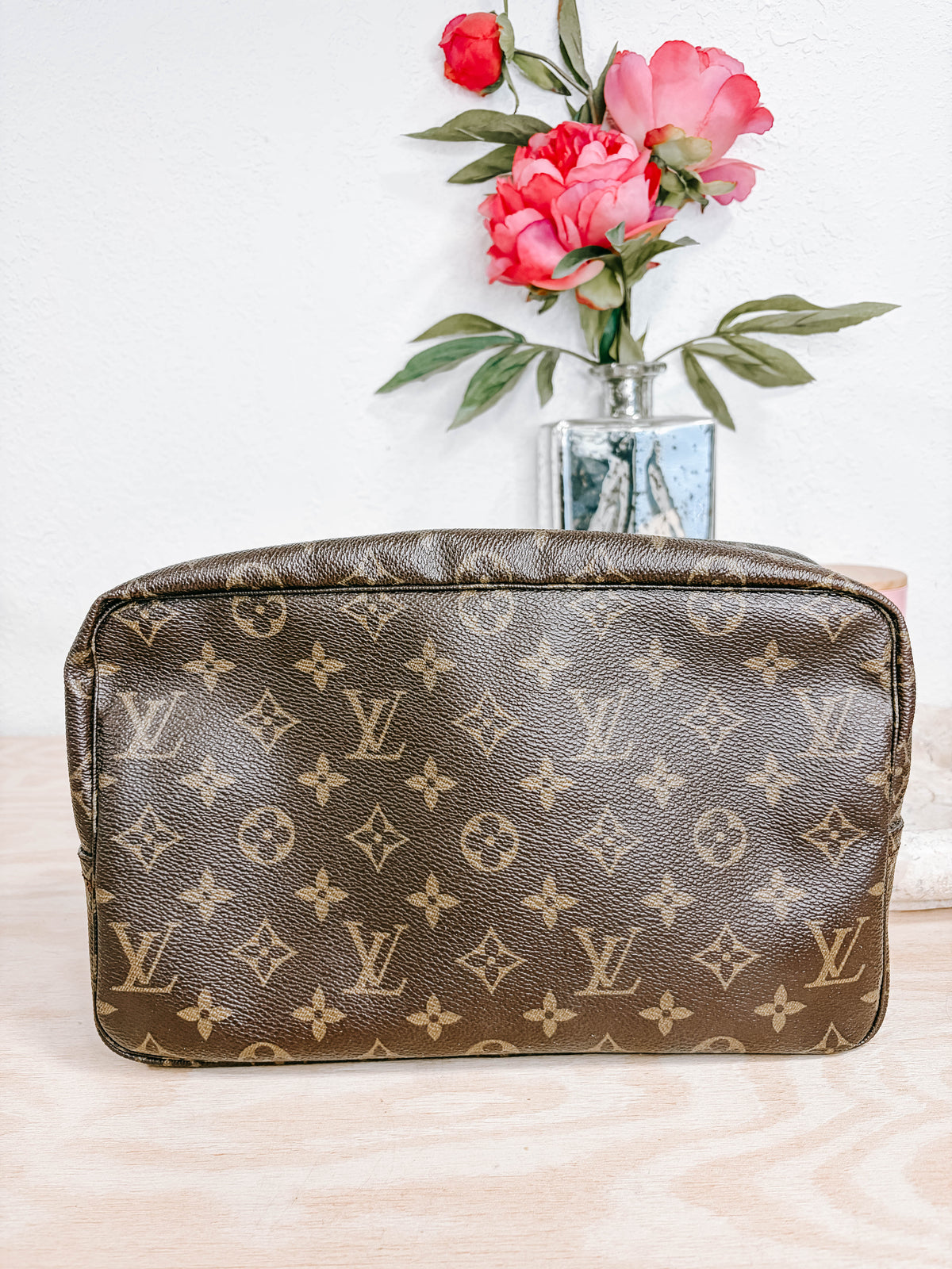 Pre-Owned Louis Vuitton Monogram Toiletry 28 Case