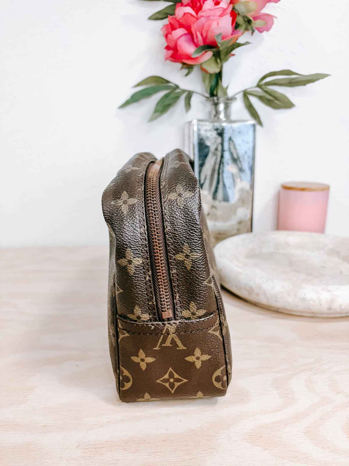 Pre-Owned Louis Vuitton Monogram Toiletry 28 Case