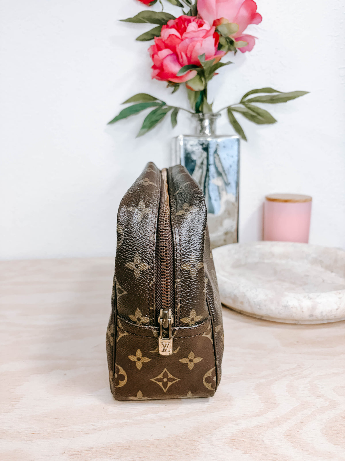 Pre-Owned Louis Vuitton Monogram Toiletry 28 Case