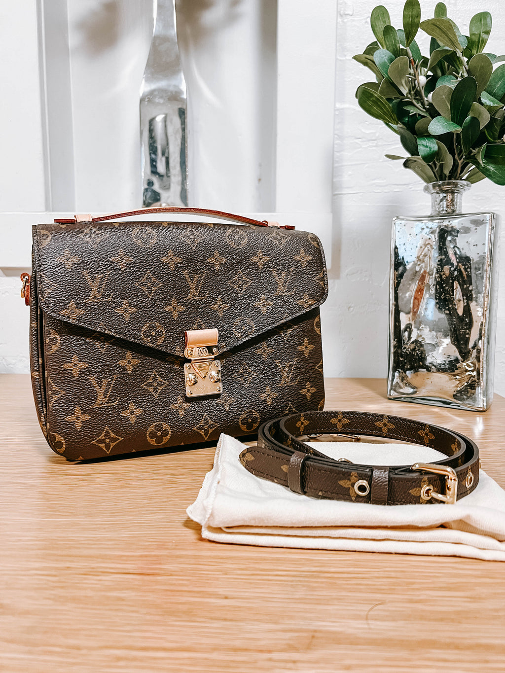 Pre-Owned Louis Vuitton Monogram Pochette Metis *Final Sale*