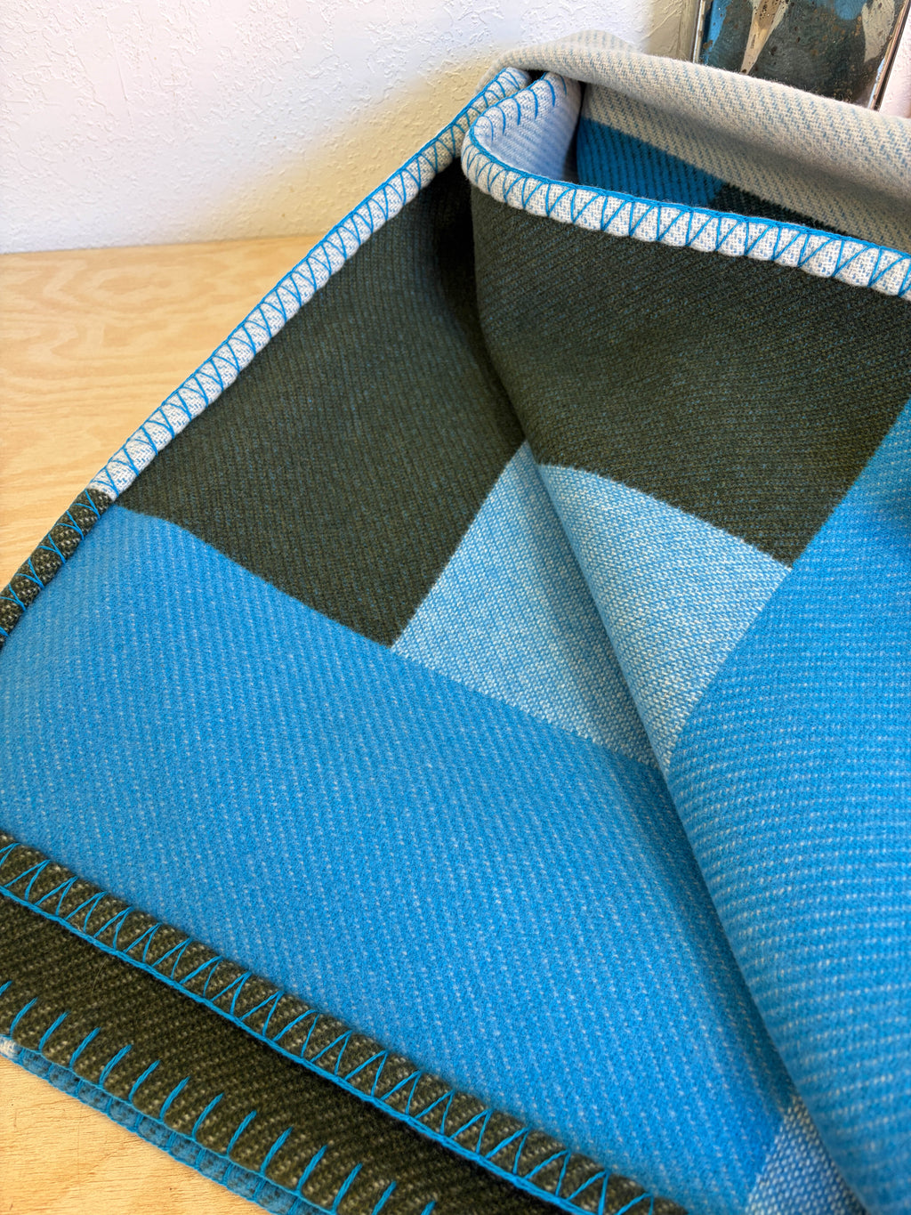 Pre-Owned Hermès H Tissage Throw Blanket – Reversible Blue & Green | BNWT