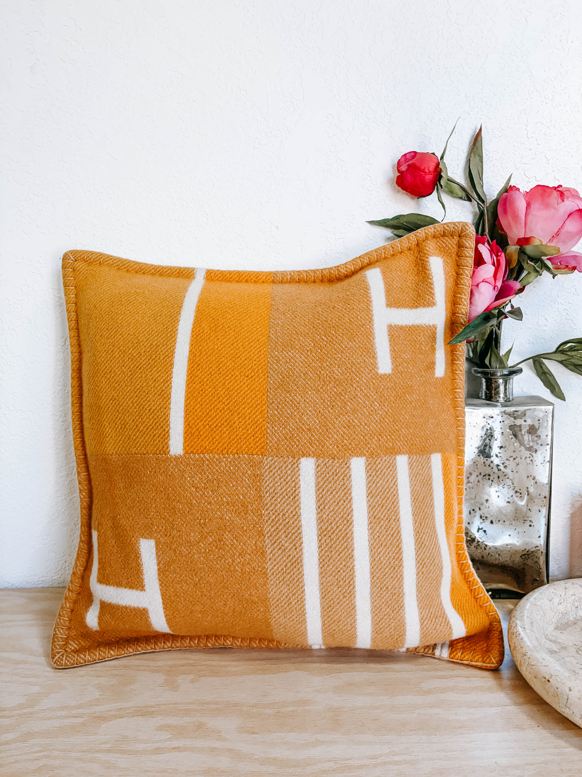 Pre-Owned Hermès Ithaque Pillow – Jacquard-Woven Merino Wool