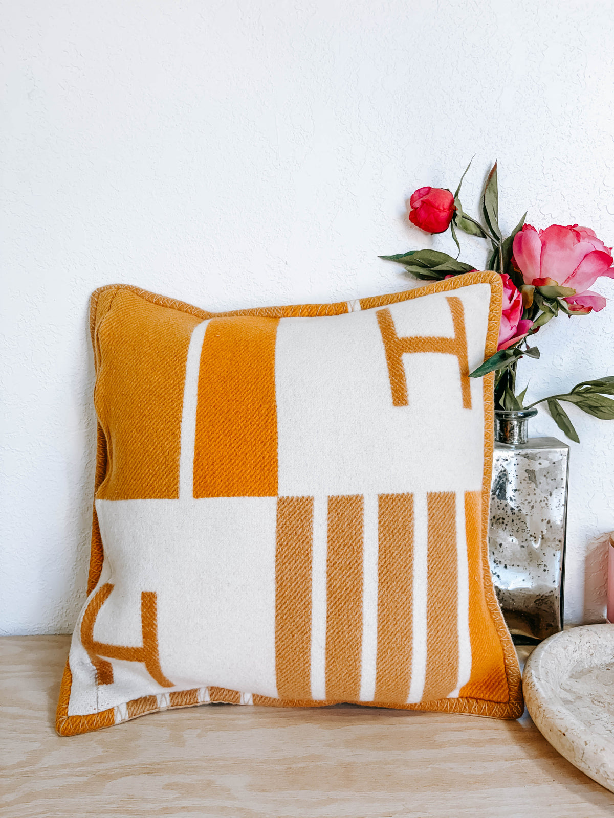 Pre-Owned Hermès Ithaque Pillow – Jacquard-Woven Merino Wool