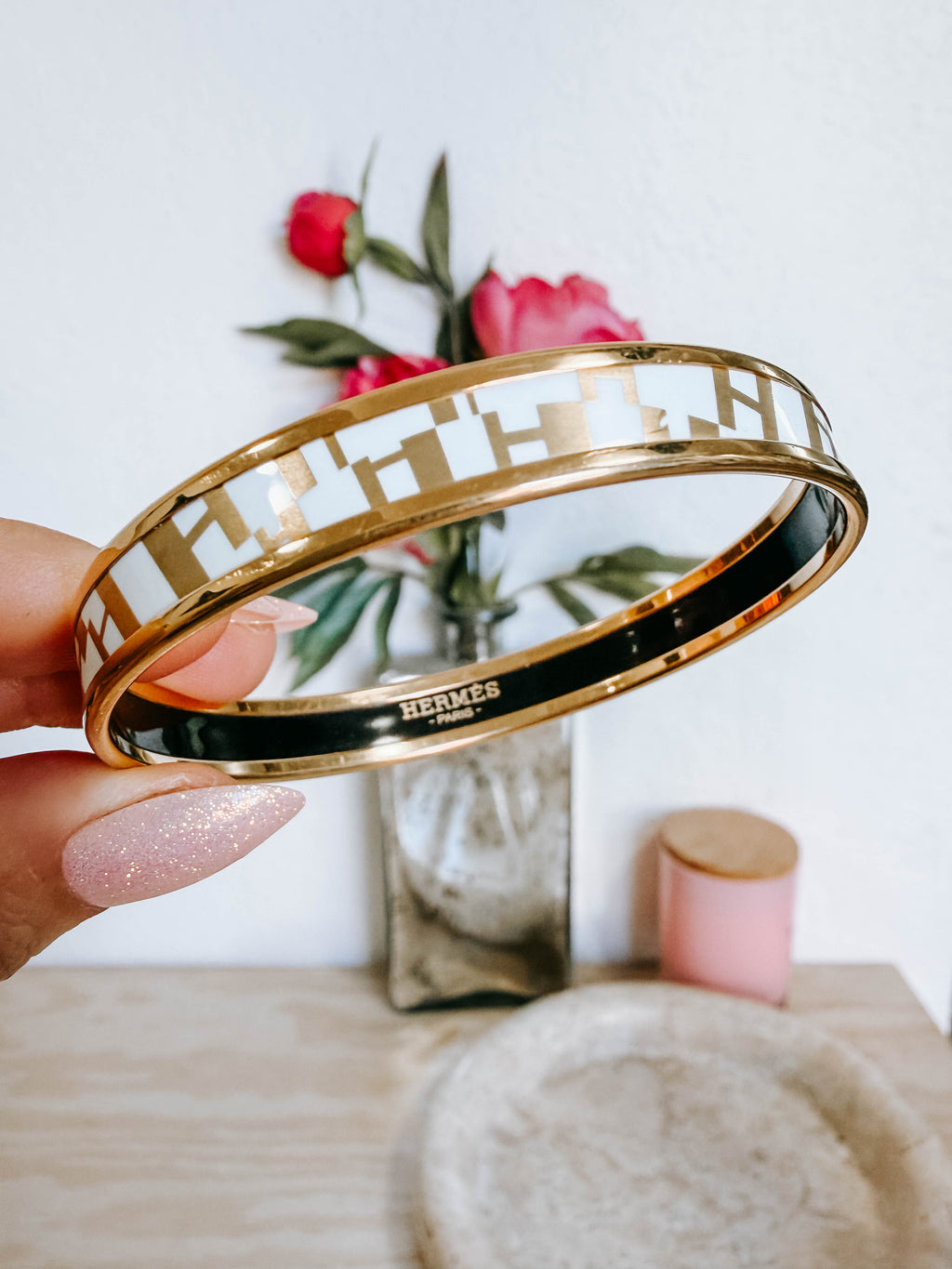 Pre-Owned Hermes White Enamel Cloisonne Gold H Print Bangle