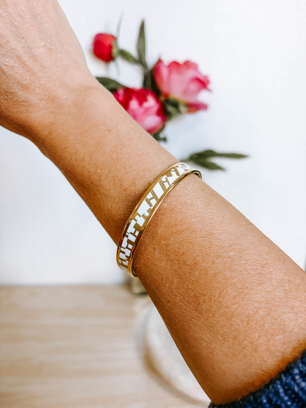 Pre-Owned Hermes White Enamel Cloisonne Gold H Print Bangle