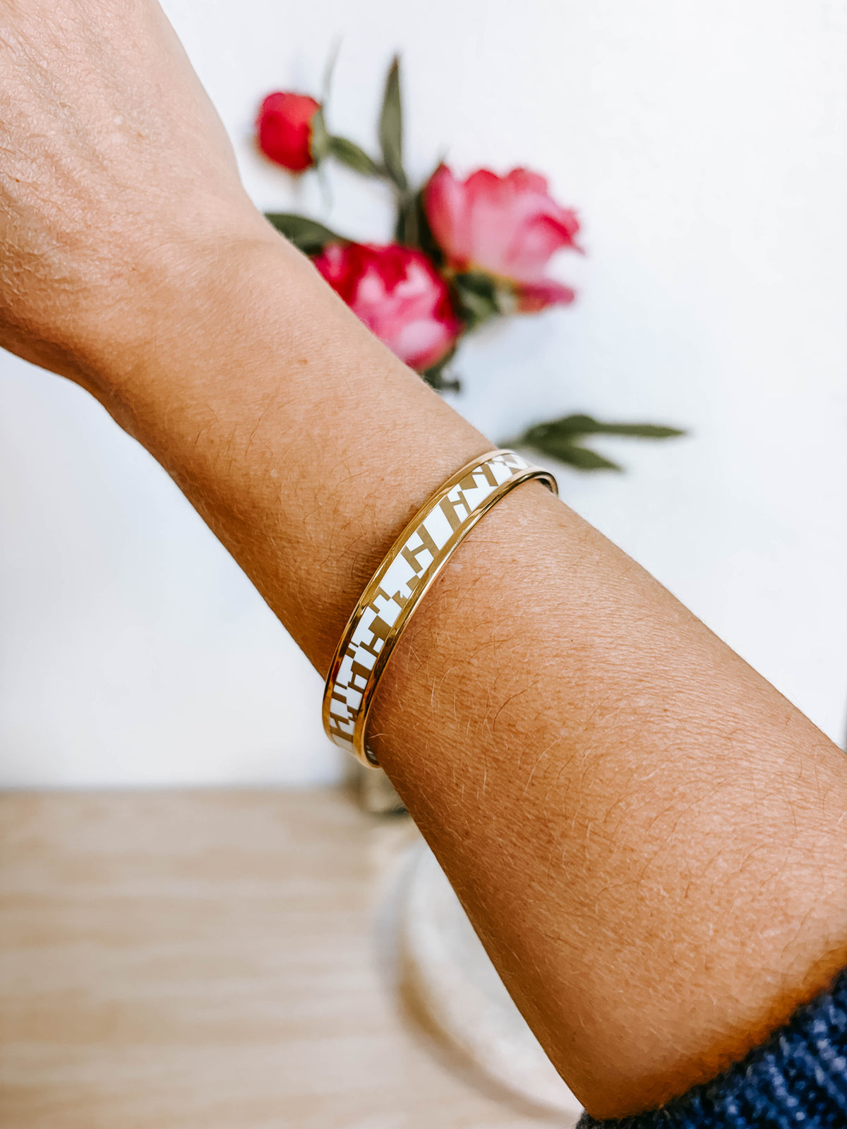 Pre-Owned Hermes White Enamel Cloisonne Gold H Print Bangle