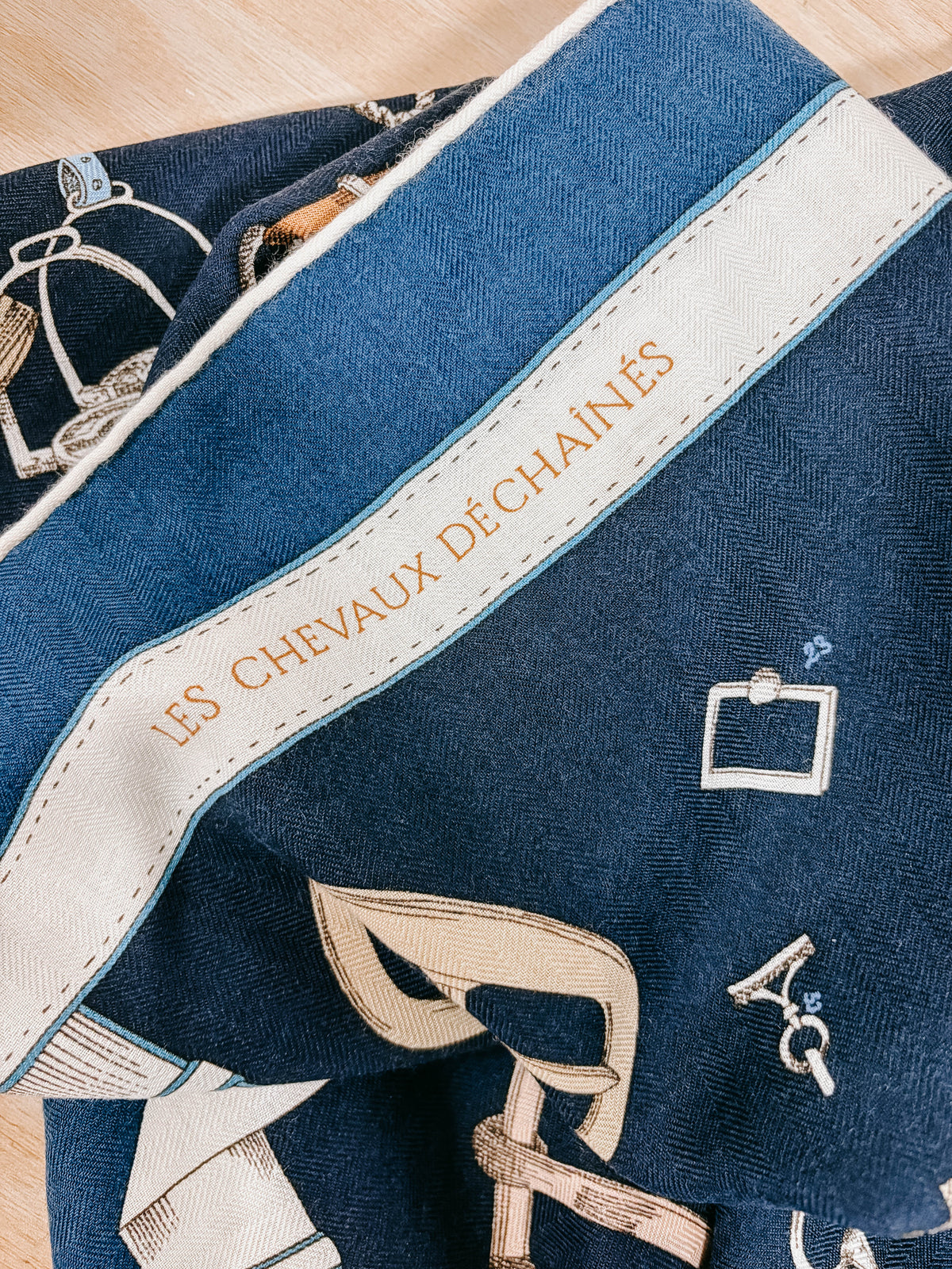 Pre-Owned Hermès Les Chevaux Déchaînés 140 Cashmere Shawl – Marine Foncé / Blanc | BNWT