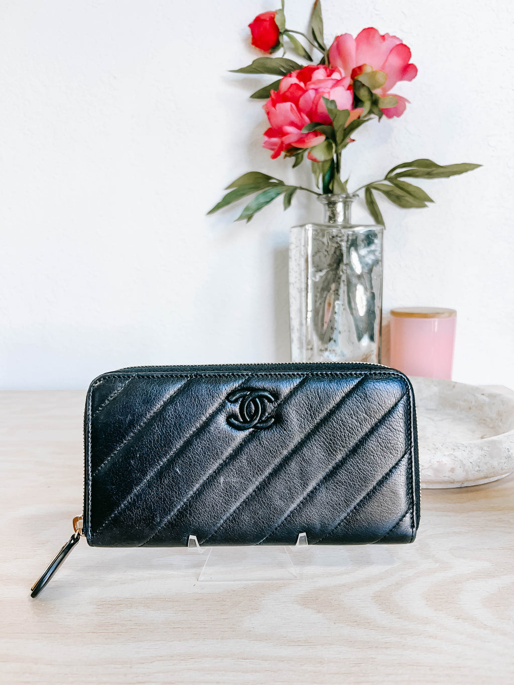 Pre-Owned Chanel Black Lambskin Zippy Wallet *Final Sale*