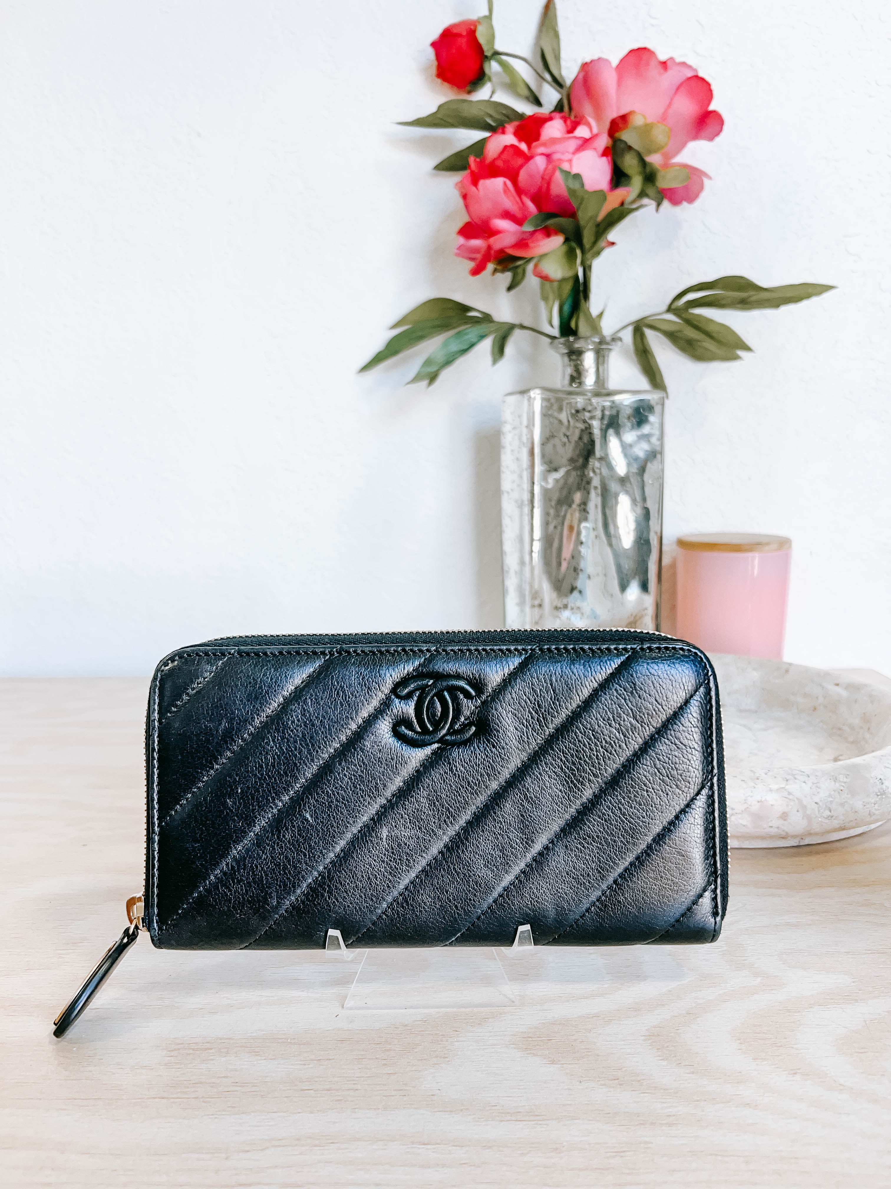 Pre-Owned Chanel Black Lambskin Zippy Wallet *Final Sale*