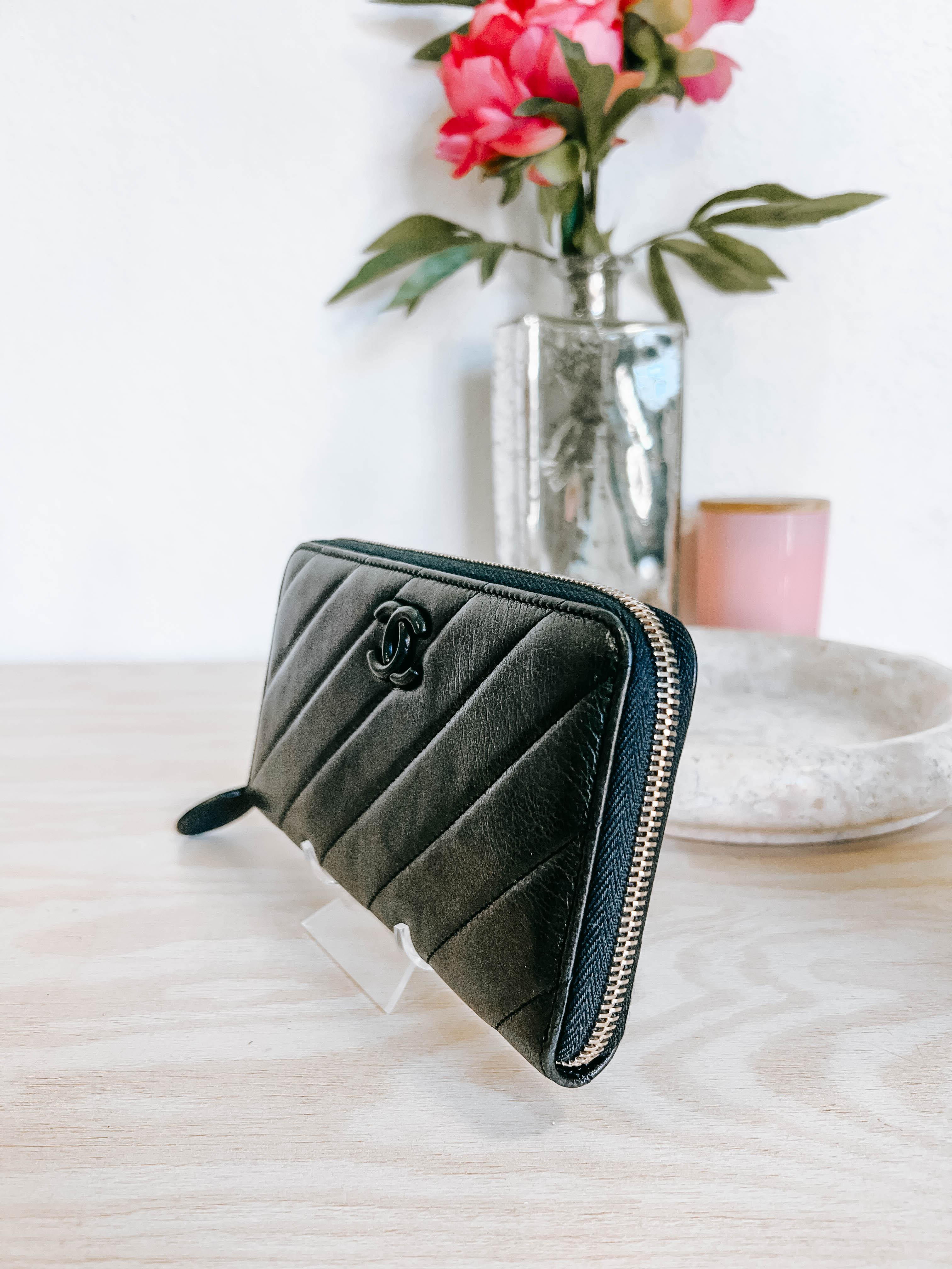Pre-Owned Chanel Black Lambskin Zippy Wallet *Final Sale*
