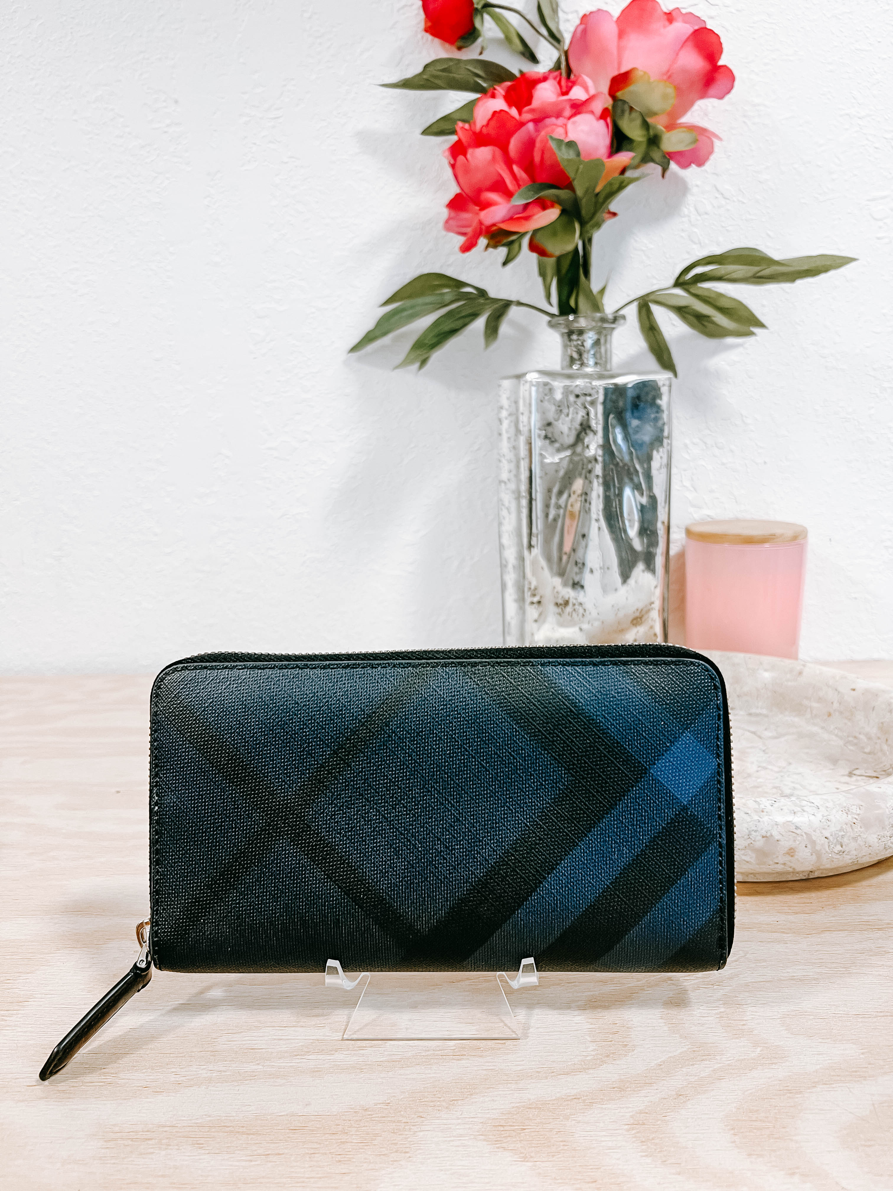 Pre-Owned Burberry Zippy Wallet *Final Sale*