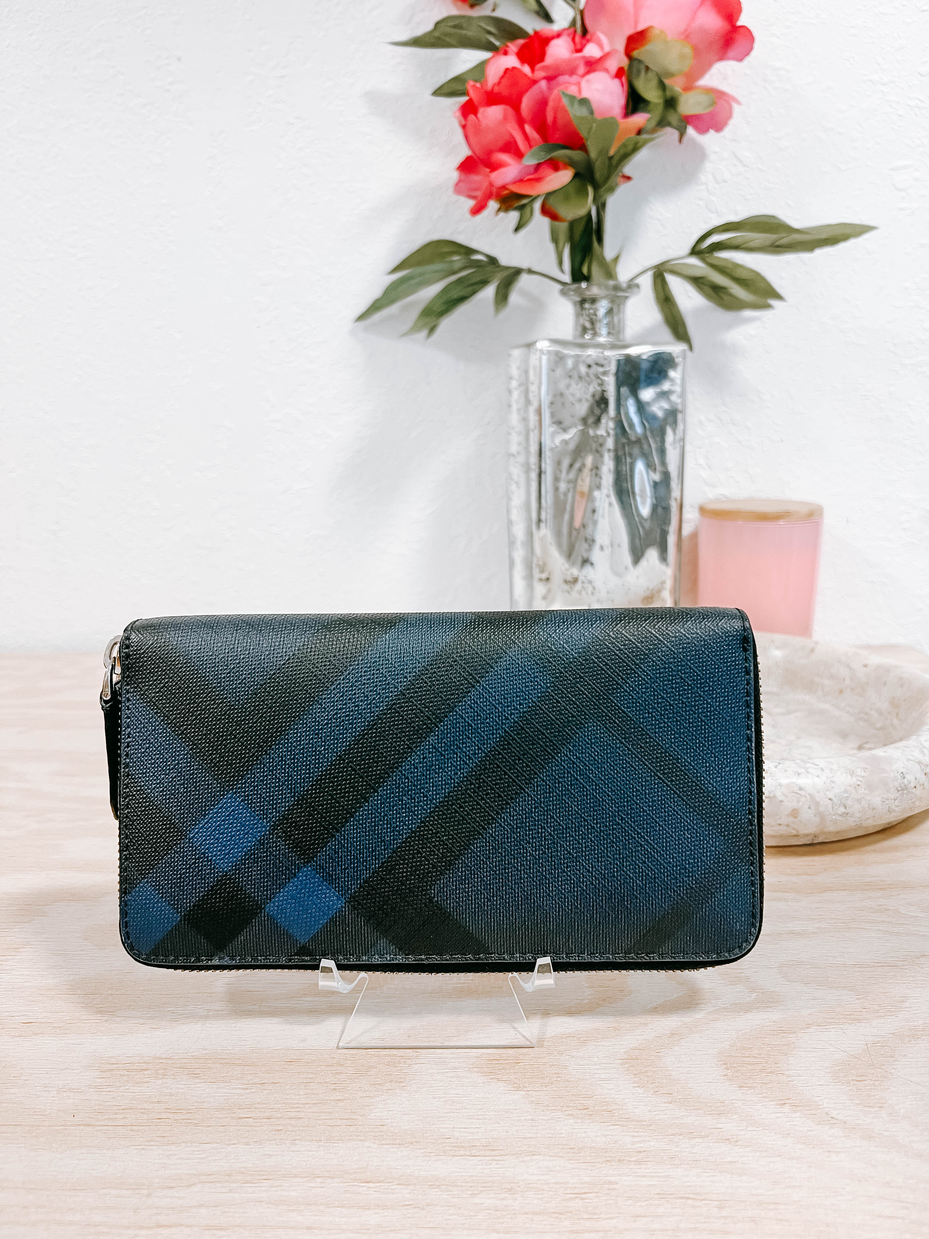 Pre-Owned Burberry Zippy Wallet *Final Sale*