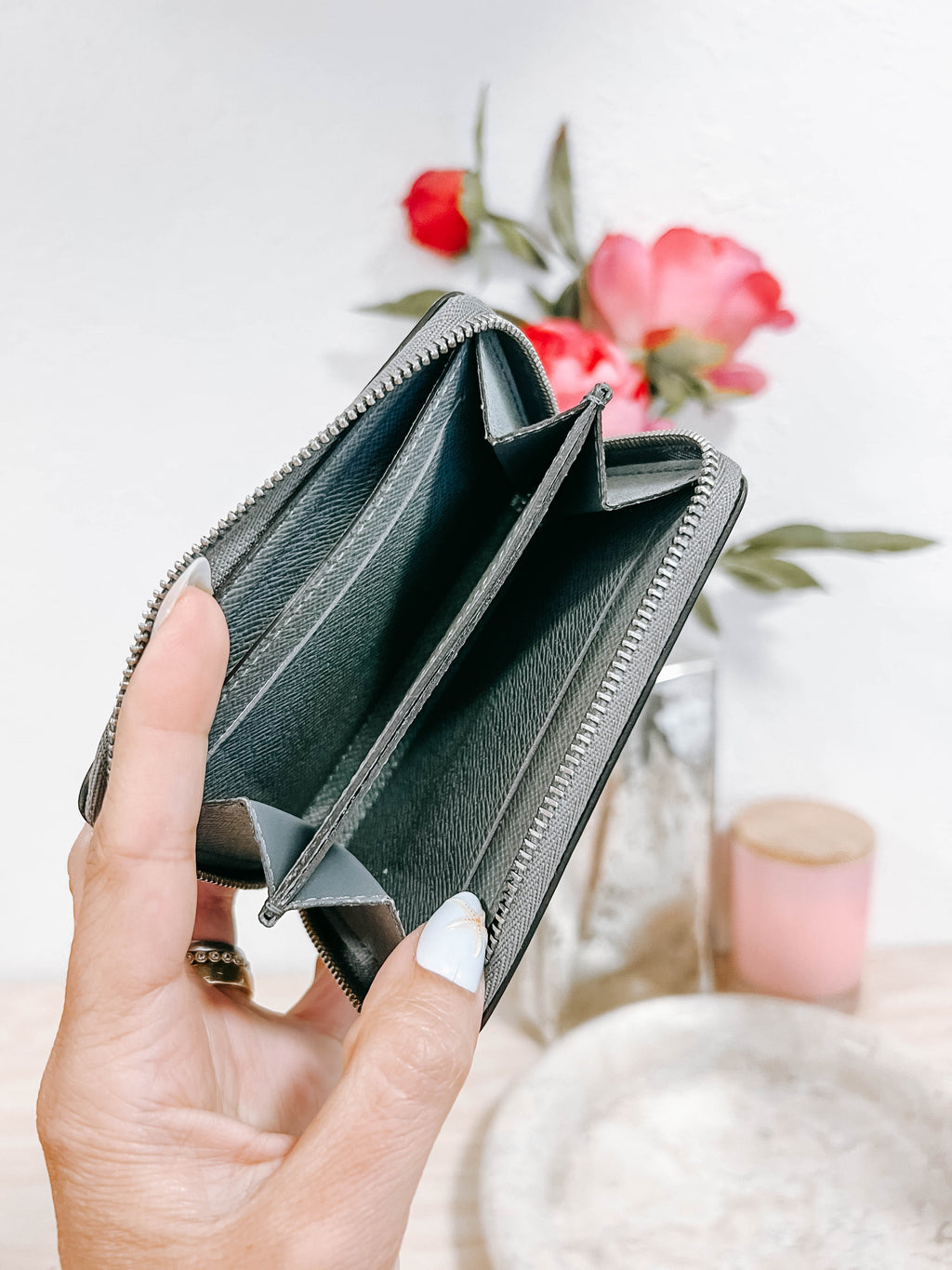 Pre-Owned Louis Vuitton Grey Tiaga Leather Vertical Zippy Coin Purse *Final Sale*