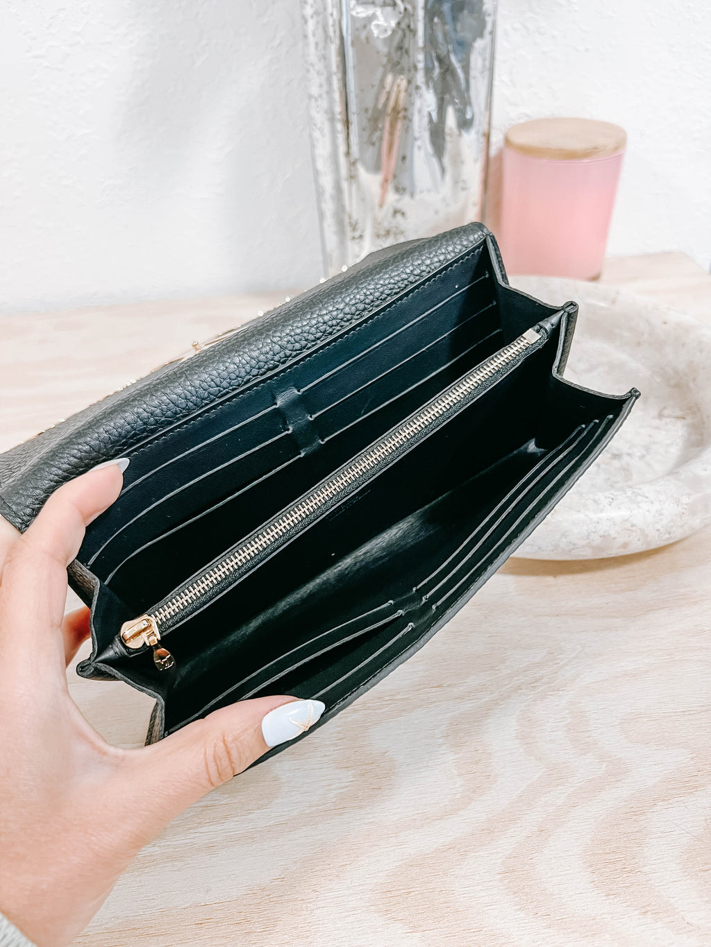 Pre-Owned Louis Vuitton Capucines Long Wallet *Final Sale*
